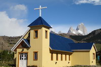 Capilla de El Chaltén, con sol