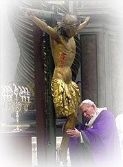 Juan Pablo II al pie de la Cruz